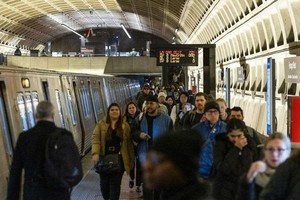 美国首次申领失业救济者增加。照片为华盛顿一个地铁站的乘客。（图：彭博社）