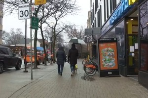 根据加拿大气象部门的数据，多伦多今年12月的平均气温在6至8摄氏度左右，而往年12月的平均气温是零下1摄氏度左右。（图：互联网）