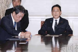 图为准备出席自民党高层会议的日本首相岸田文雄（右）。（图：共同社）