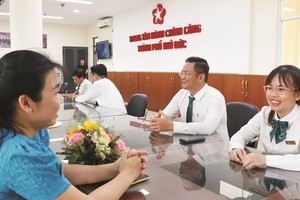 守德市公共行政中心的公务员为民众办理行政手续。