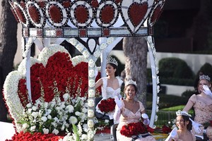 美国玫瑰花车游行欢庆新年