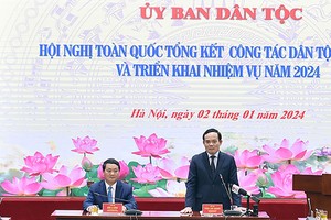 政府副总理陈留光（右）在会议上发表讲话。（图：海明）