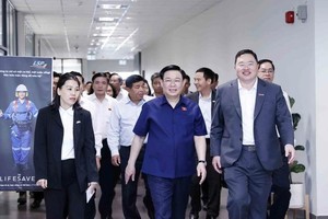 国会主席王廷惠参观隆山石化公司调度中心。（图：越通社）