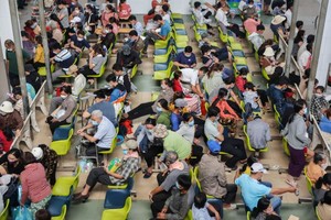 图为本市一家医院里，求诊者聚集在一起等待医生看诊。（图：陈琼）