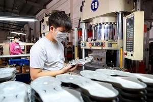 平阳工业园区的一名男性工人在检查产品。（图：越通社）