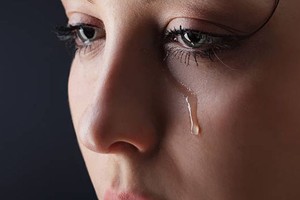 研究称女性眼泪可降低男性攻击性