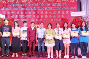 图：苏氏宗祠理事长苏文光（左四）颁奖学金给宗亲子弟。