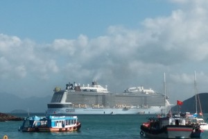 海洋光谱号游轮停泊在芽庄湾上。（图：越长）