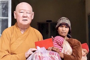 莲华寺住持释惟镇法师向少数民族同胞赠送岁暮礼物。