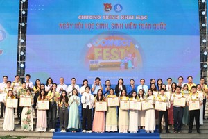 与会代表同获表彰的“五好学生集体”合影留念。（图：VGP）