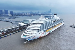 中国国产首艘大型邮轮完成首航