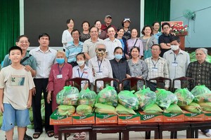 该慈善团向同奈省新富县盲人会会员发放礼物。