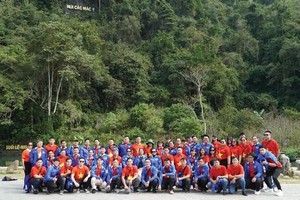 溯源代表团在列宁溪、卡尔‧马克思山拍照留念。