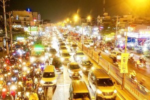 13号国道-本市东面通道的车流量很大，经常发生交通堵塞。