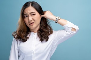 不要用手挖耳朵！ ３招降低耳垢形成