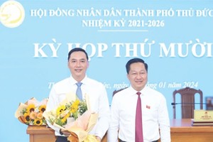 守德市人委会主席黄松祝贺新出任的副主席梅友决同志。