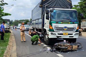 交警在一宗交通事故现场进行勘验取证。（图：越通社）