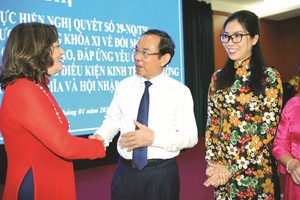 市委书记阮文年与各代表交谈。（图：黄雄）