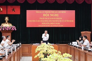 图为市委书记阮文年（中）主持本市直播点会议现场一隅。（图：越勇）