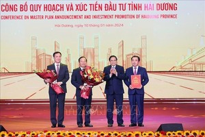 政府总理范明政向海阳省领导颁发规划公布决定。（图：越通社）