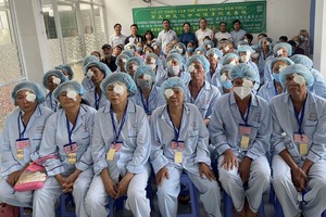 第五郡文化中心健身院慈善组代表团（后排）与完成眼科手术人士合照。