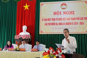 越南祖国阵线中央委员会南部工作处主任武文善（站）在会议上发言。（图：忍南）