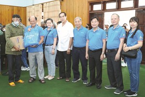 华人会馆关爱德农省边防战士、贫困者