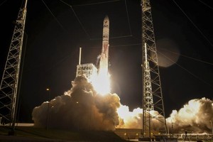 1月8日凌晨“游隼”月球着陆器搭乘“火神半人马座”火箭发射升空。这是50多年来，美国首次展开登月任务，并首次由私企承担这一任务。（图：AP）