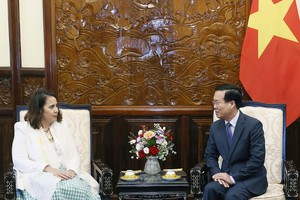 国家主席武文赏与新西兰大使特雷德内‧多布森大使交谈。（图：统一）