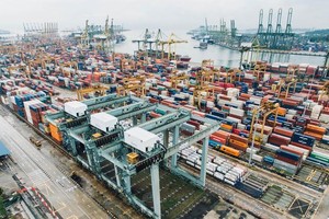 新加坡红山的一个繁忙的货运港口。（图：Unsplash）