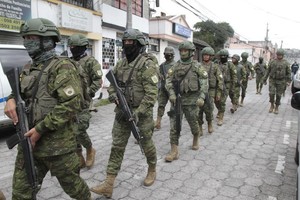 1月9日，厄瓜多尔军方人员在首都基多巡逻。（图：新华社）