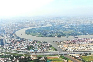 为促进本市发展，市建筑规划厅的2024年工作量是很大的。图为从高空俯瞰的本市一角。