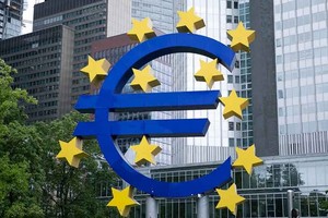 法兰克福欧洲央行总部旧址前的巨大欧元雕塑。（图：新华社）