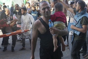 在以军空袭中的伤者送院救治。（图：AP）