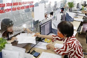 市劳动与荣军社会厅公务员指引民众办理行政手续。