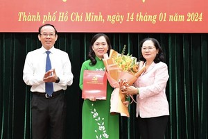 市委书记阮文年祝贺阮青春同志。