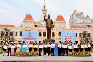 向“五好大学生”进行表彰