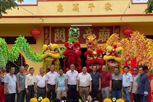 黄馆洪蔡堂龙狮团第十届理事会在关帝庙合照留念。