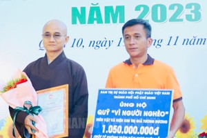 本市越南佛教教会理事会已拨款逾10亿元辅助第十郡弱势群体。（图：市党部新闻网）