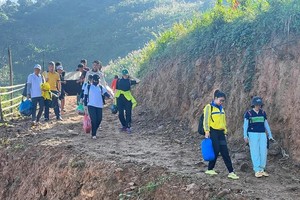 到高山区举办“电影院”的年轻人。