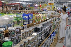 消费者在超市选购国货。（图：越通社）