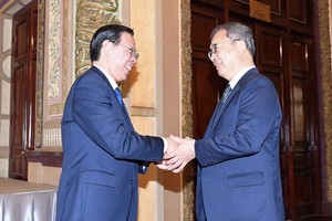 市人委会主席潘文迈接见日本驻越南大使山田贵雄。（图：越勇）