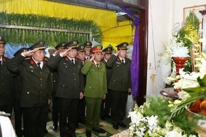 承天-顺化省公安领导站立在陈维雄中校灵柩前举手敬礼。（图：人民报）