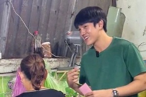 龙煌高兴地找到救命恩人凤姐。