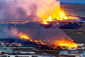 岩浆正在吞噬房屋。（图：互联网）