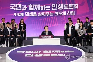 韩国总统尹锡悦（中）在研讨会上发表讲话。（图：韩联社）