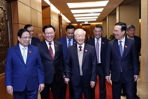党中央总书记阮富仲与各位国家领导出席会议。（图：越通社）