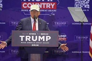 美前总统特朗普14日在艾奥瓦州印第安诺拉市举行造势集会。（图：视频截图）