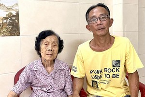 曾桂英与陈金华两母子。