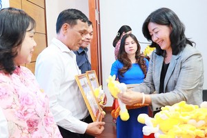 阮氏白梅同志向在民运工作中取得出色成绩的集体颁发奖状。（图：市党部新闻网）